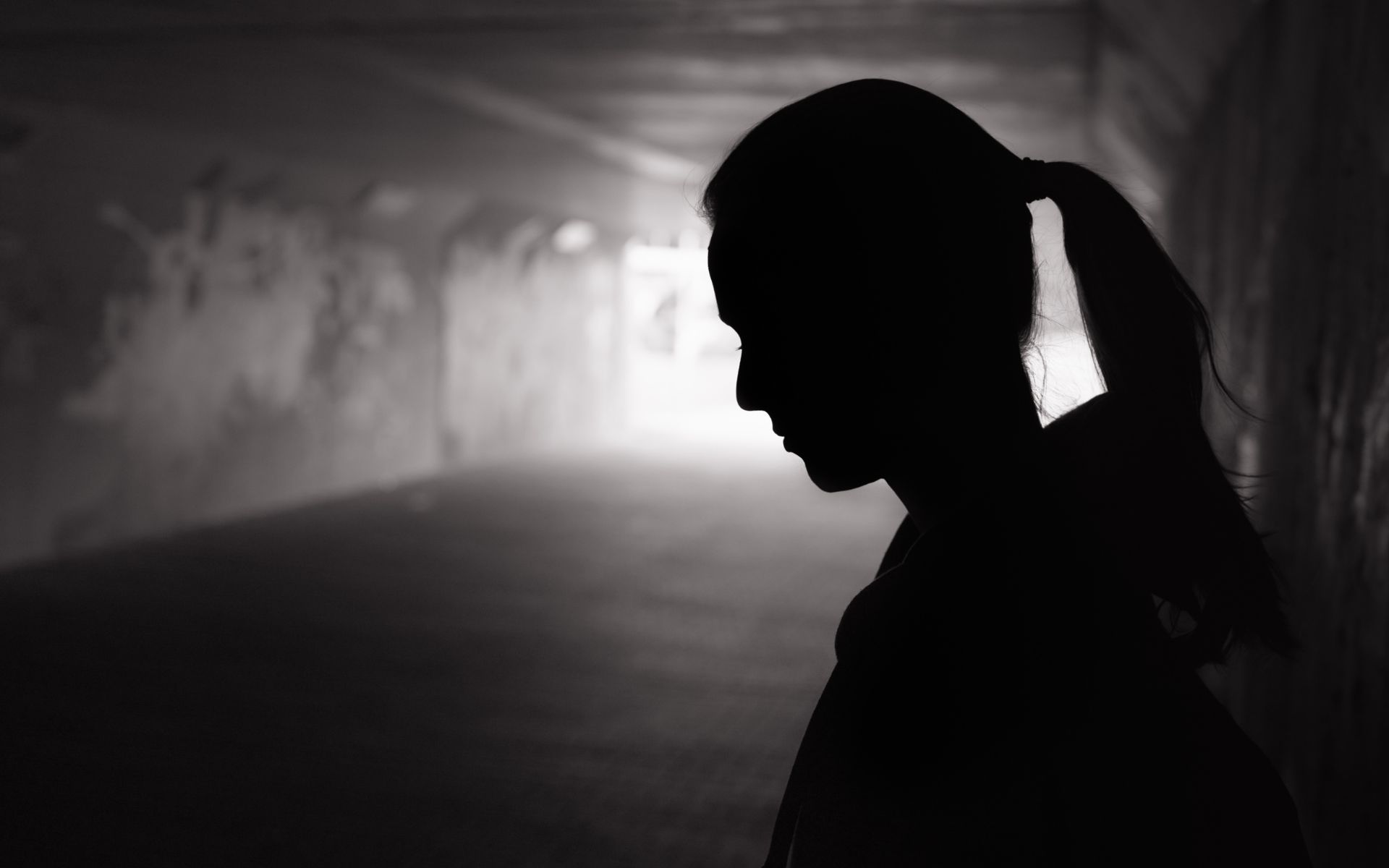 Frauensilhouette in Tunnel schaut nach links