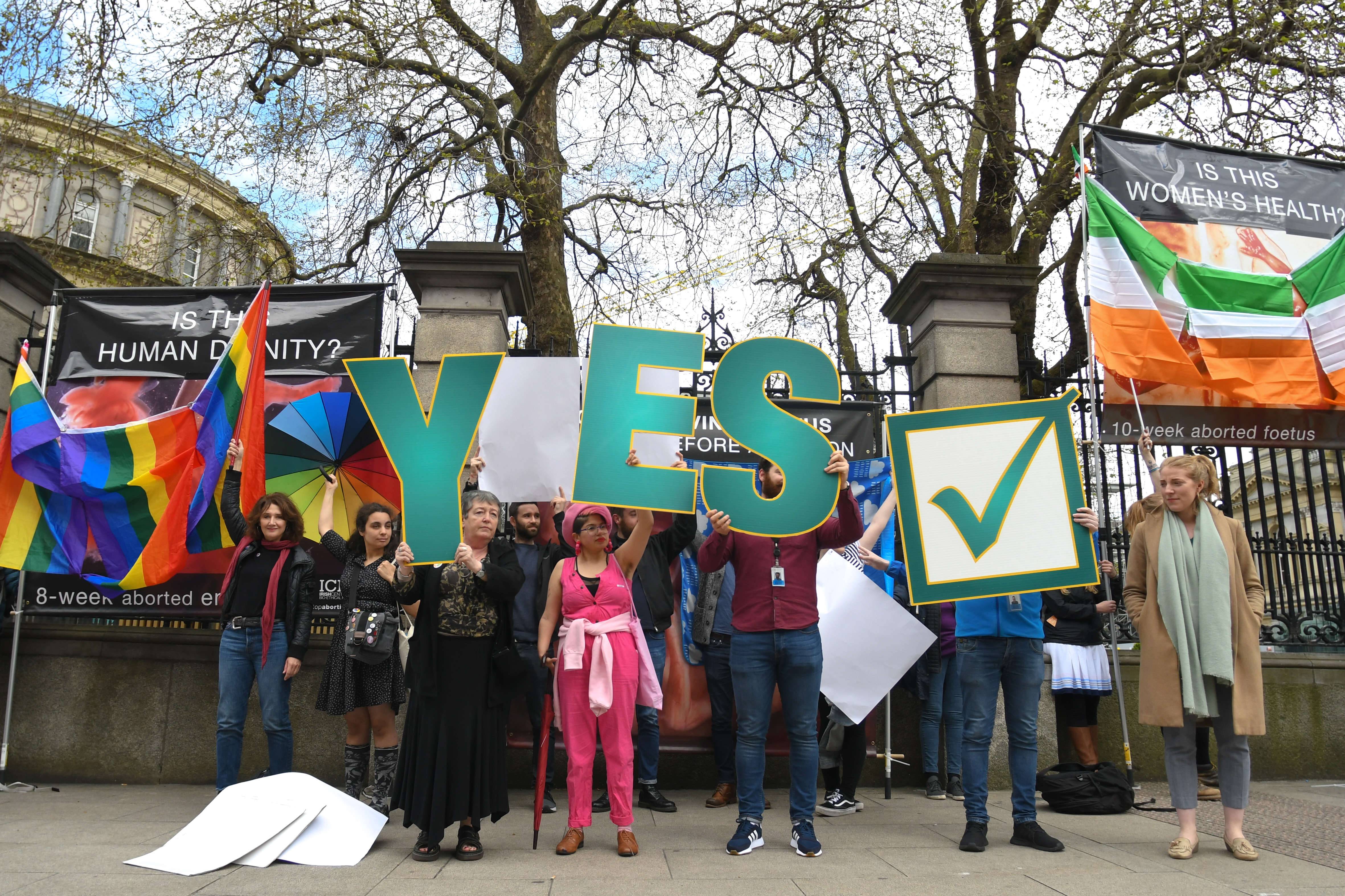 Irische Abtreibungsaktivisten verdecken ProLife Plakate mit Regensbogenflaggen und Plakaten vor dem Leinster House