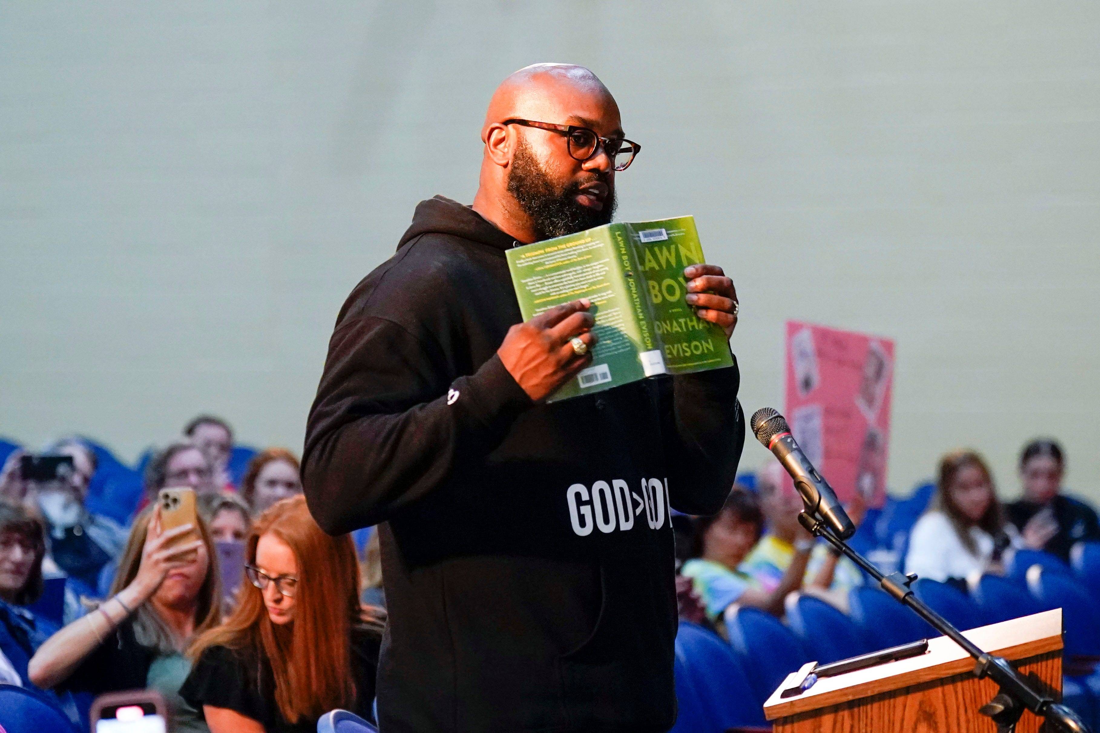 Amanchukwu liest einen Auszug aus dem Buch „Lawn Boy“ vor, um das Verbot bestimmter Bücher mit sexuellen Inhalten während des öffentlichen Teils der Sitzung des Bildungsausschusses von Roxbury zu unterstützen