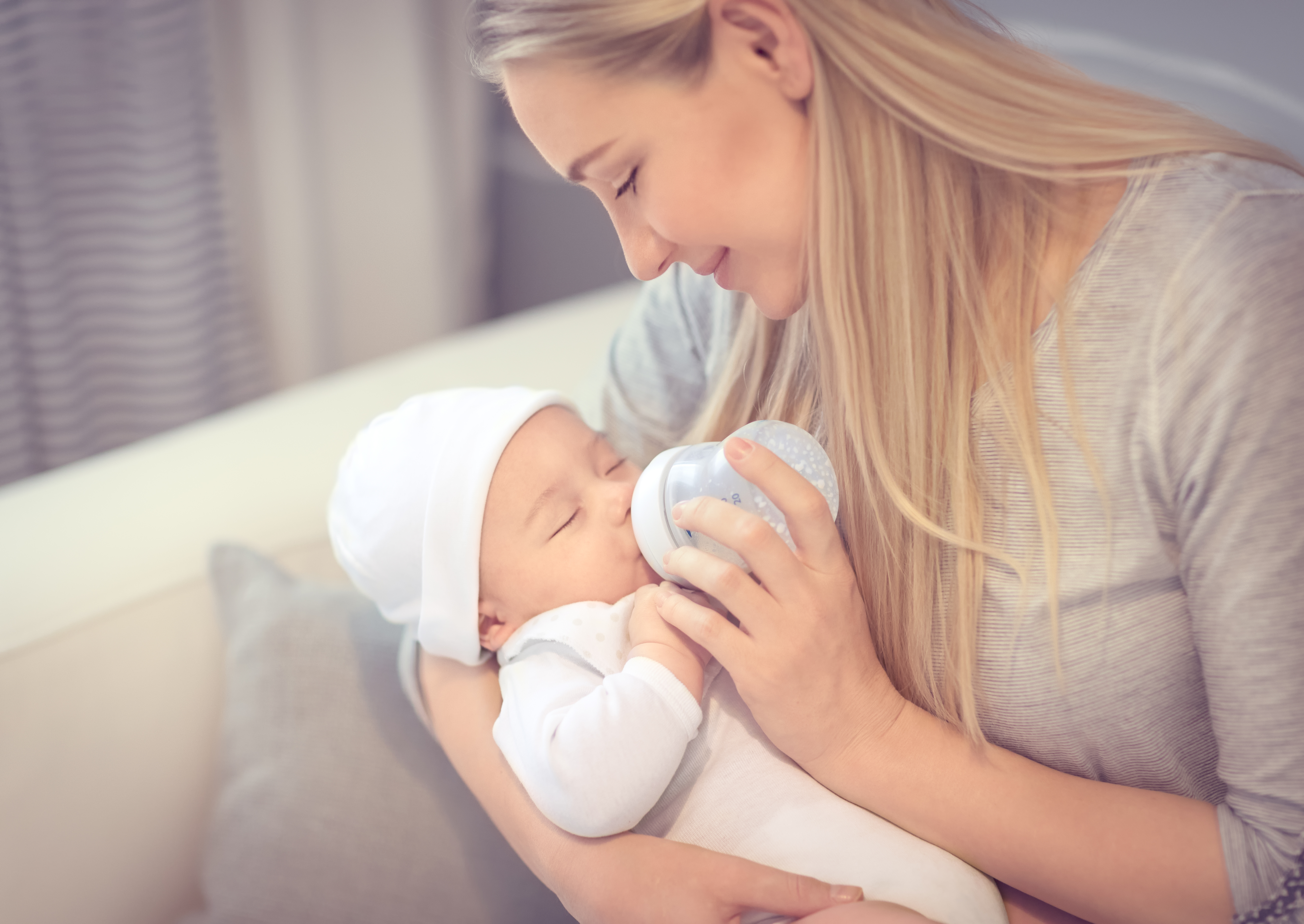 IMAGO / ingimage Mother Baby bottle flasche mutter