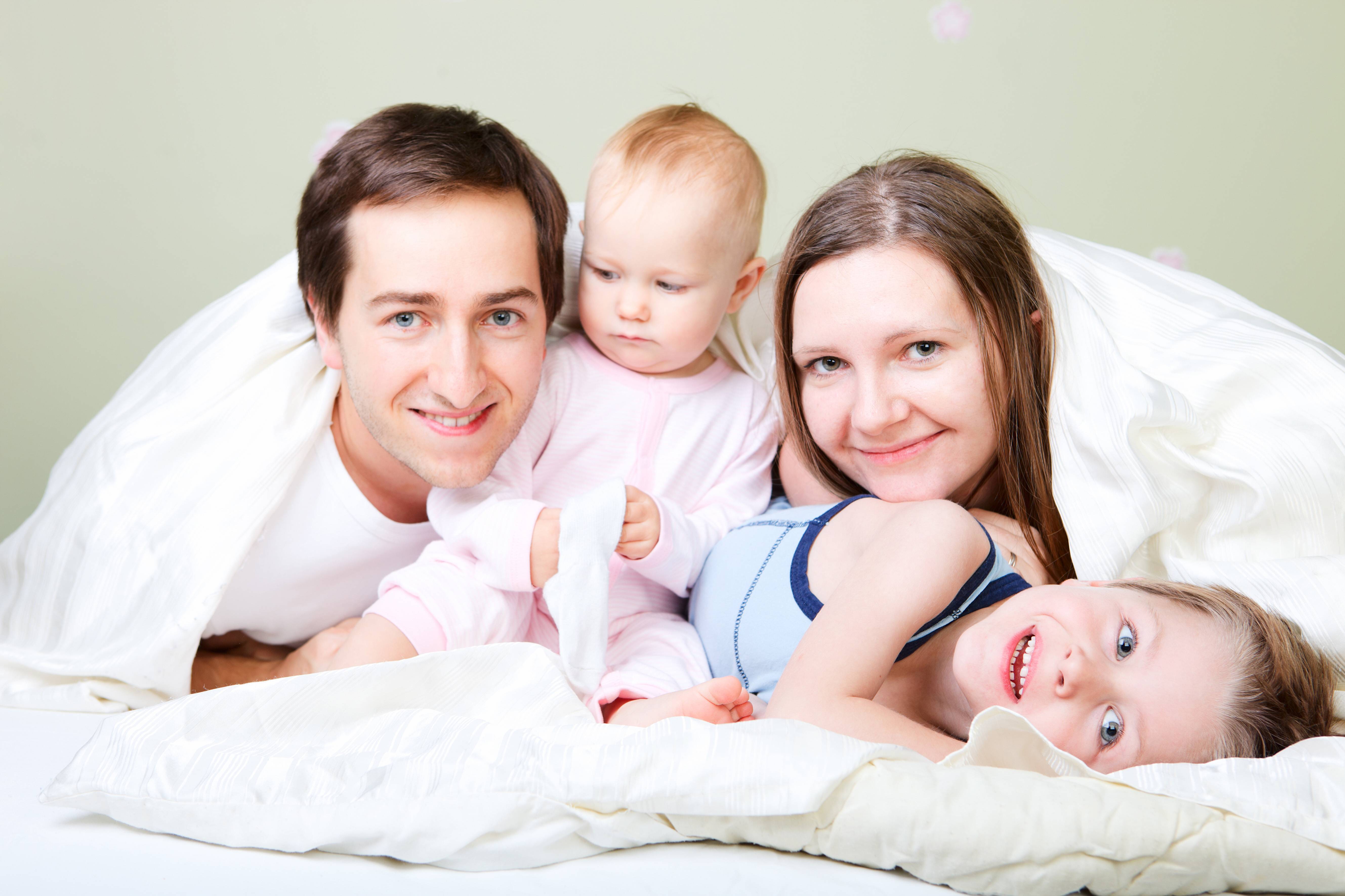 Junge Familie mit zwei kleinen Kinder