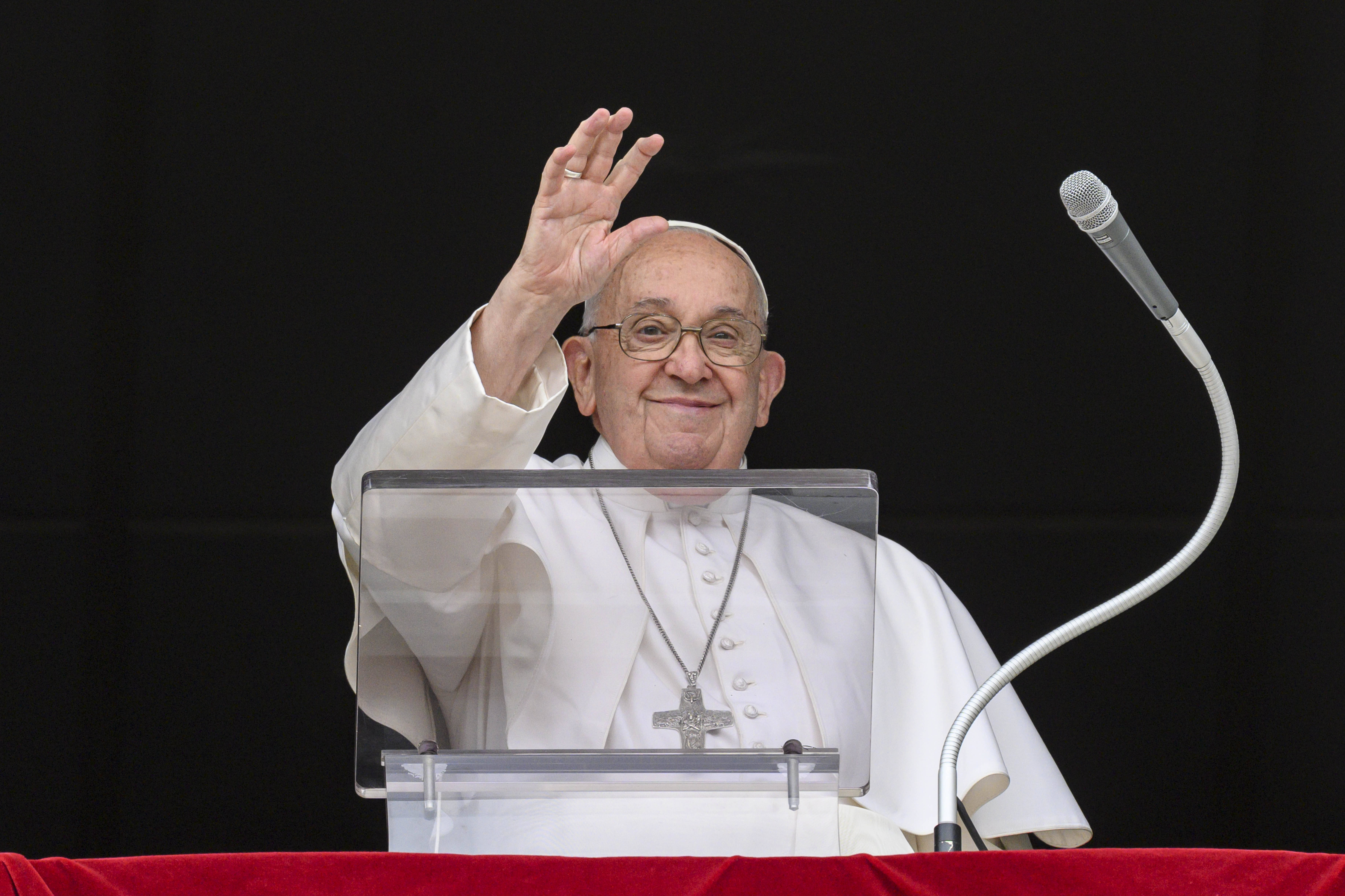 Papst Franziskus grüßt vom Balkon nach dem Angelus Gebet