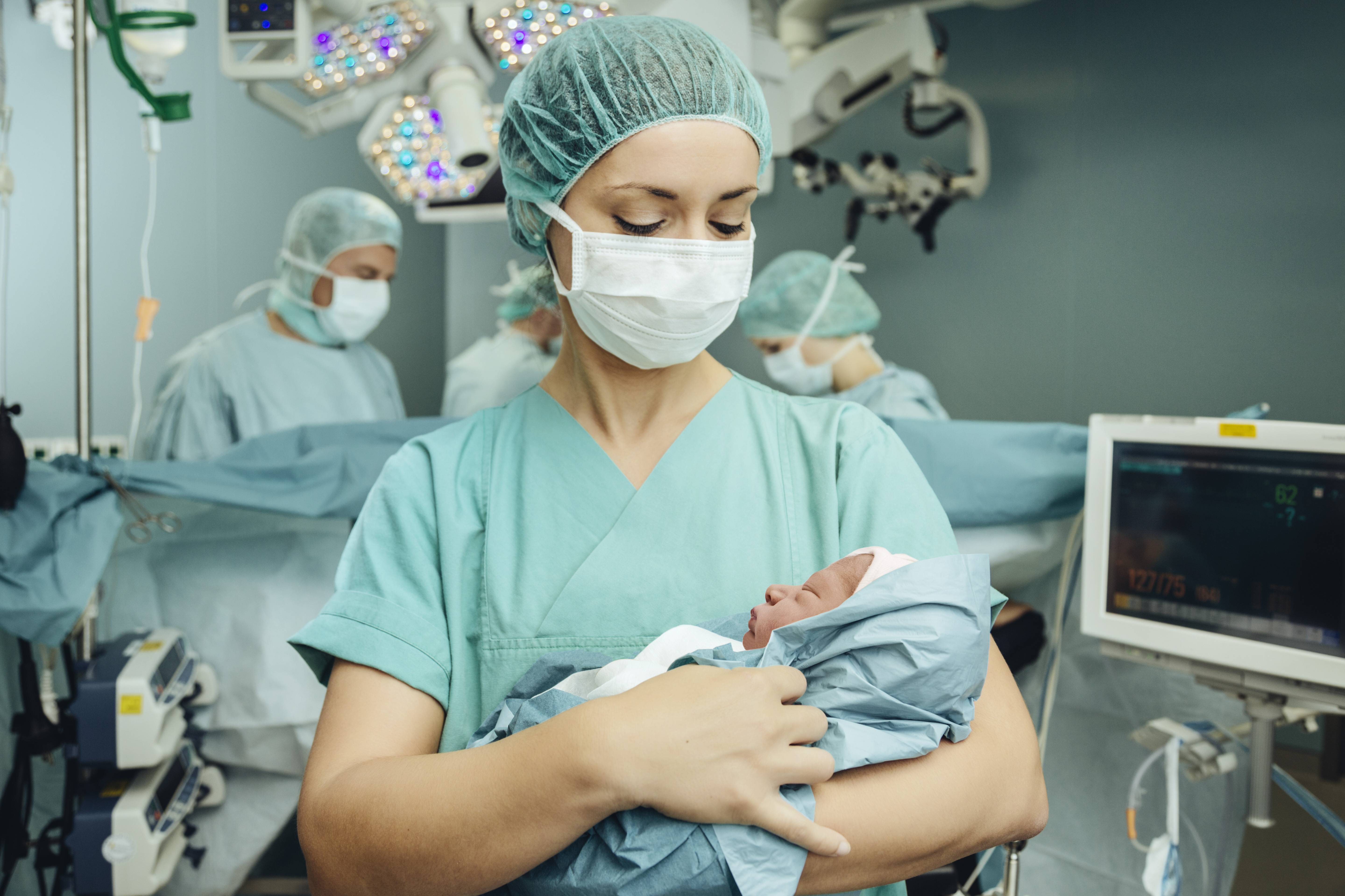 Krankenschwester mit Baby
