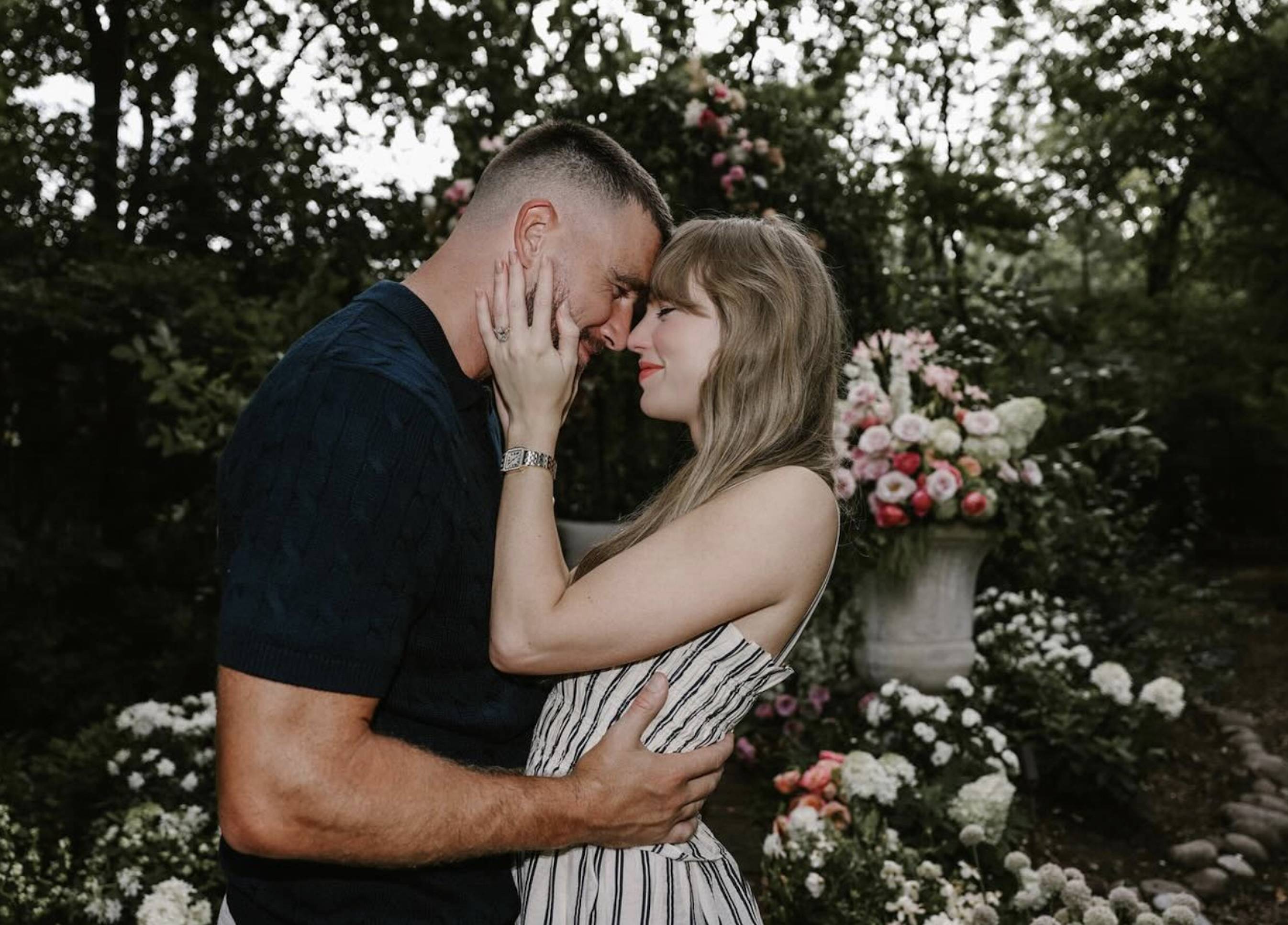 Taylor Swift und Travis Kelce haben ihre Verlobung auf Instagram bekannt gegeben.