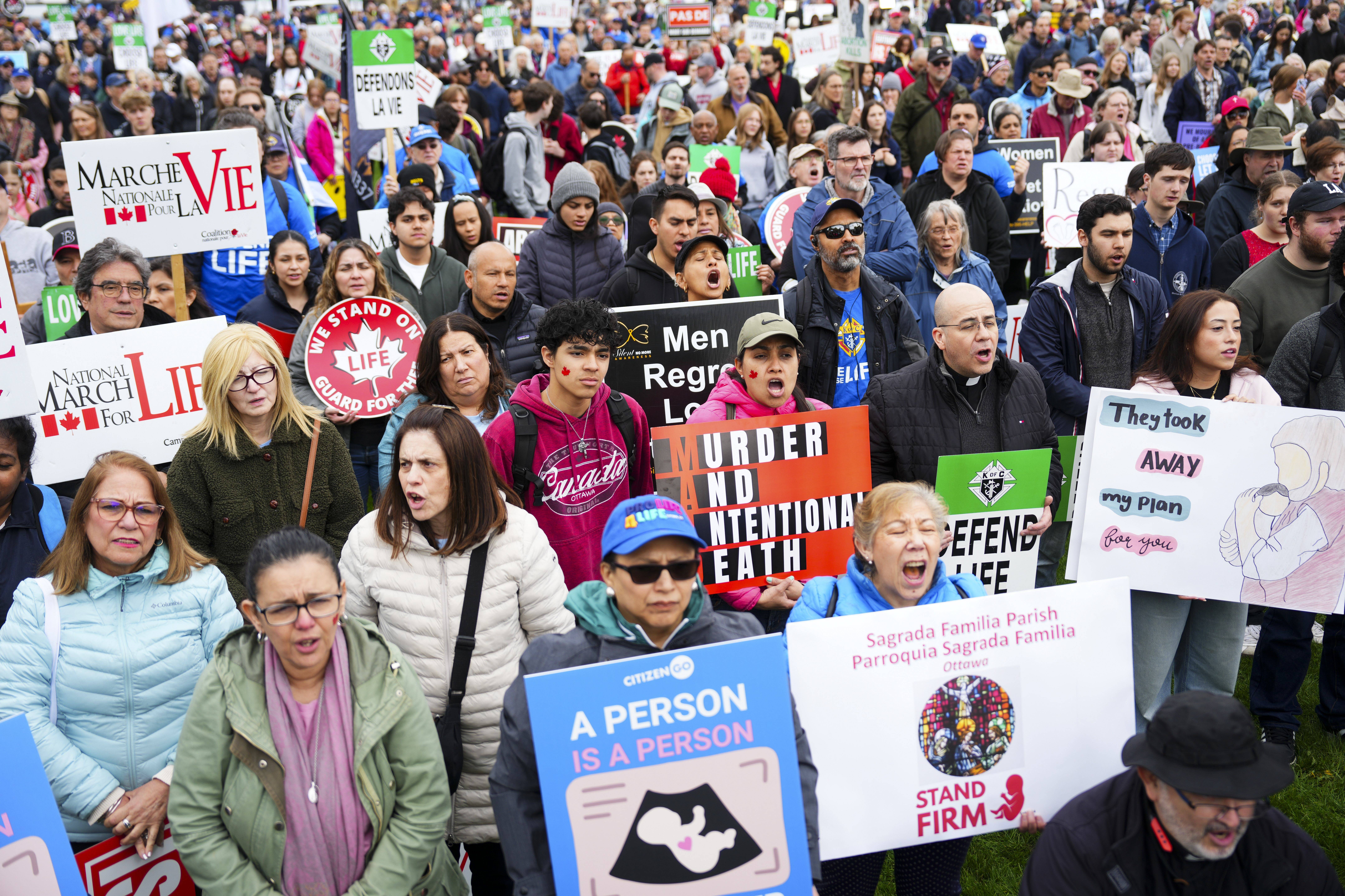 Menschen nehmen am Donnerstag am „March For Life“ auf dem Parliament Hill in Ottawa teil