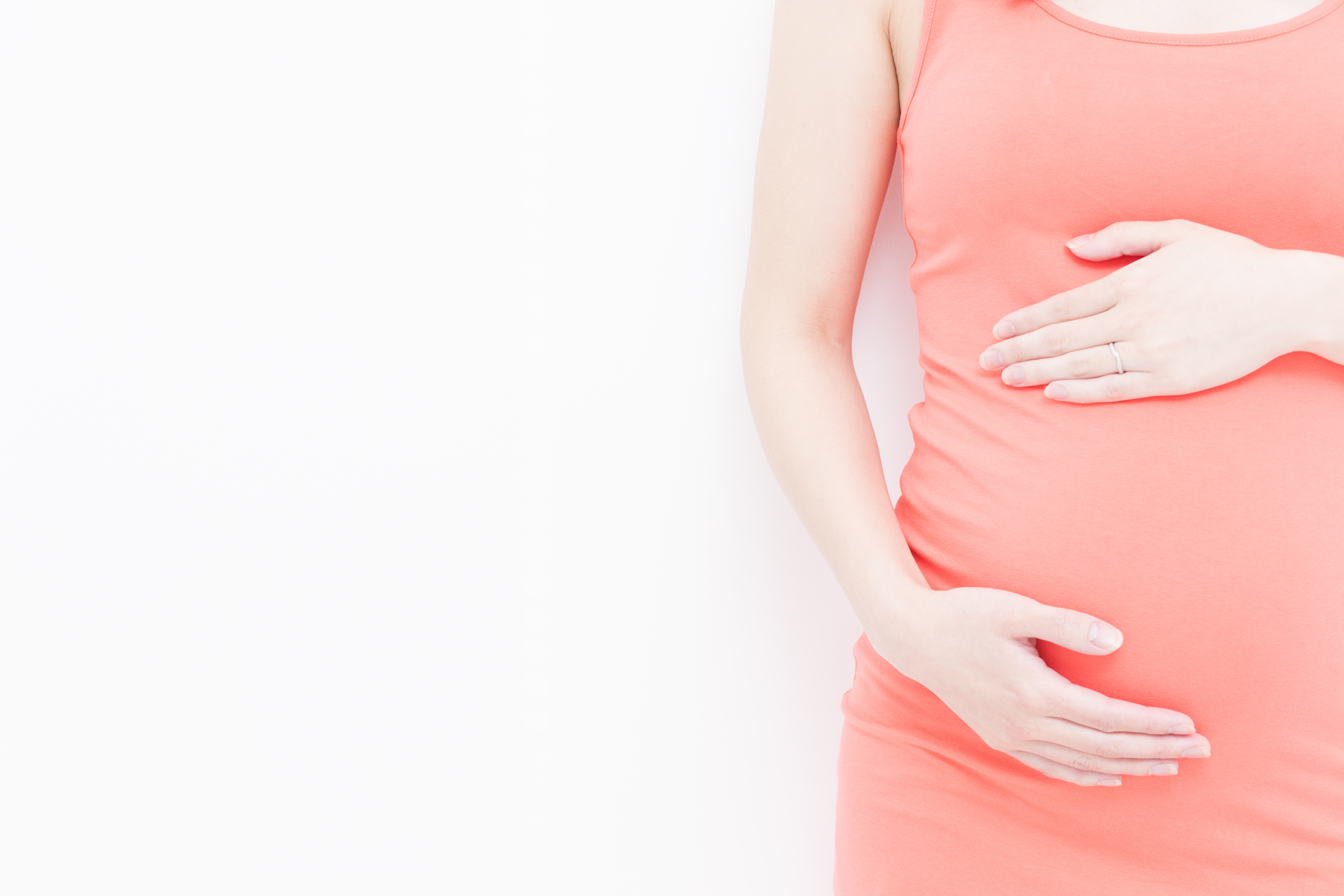 Schwangere Frau streichelt ihren Bauch