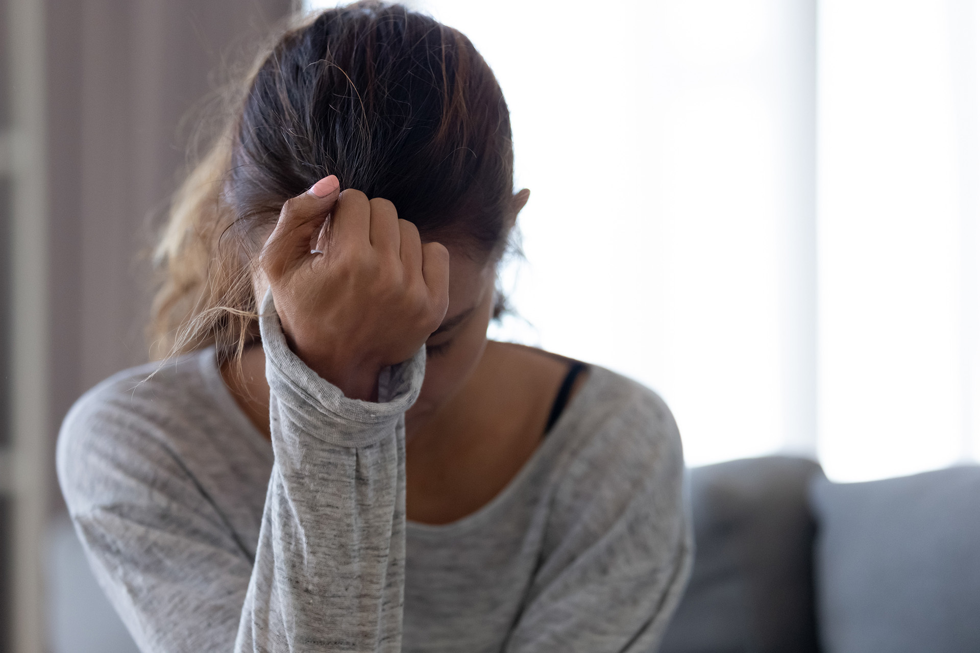 Traurige Frau Kopfzerbrechen