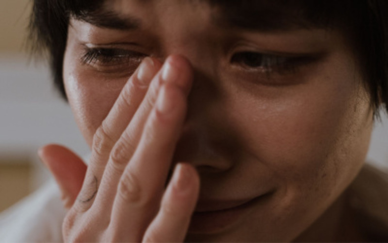 eine verzweifelte Frau ist den Tränen nah