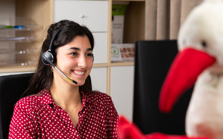 Mitarbeiterin Dorothee bei der Spenderbetreuung mit Headset am Computer