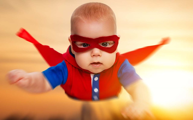 Superheld-Baby am Start