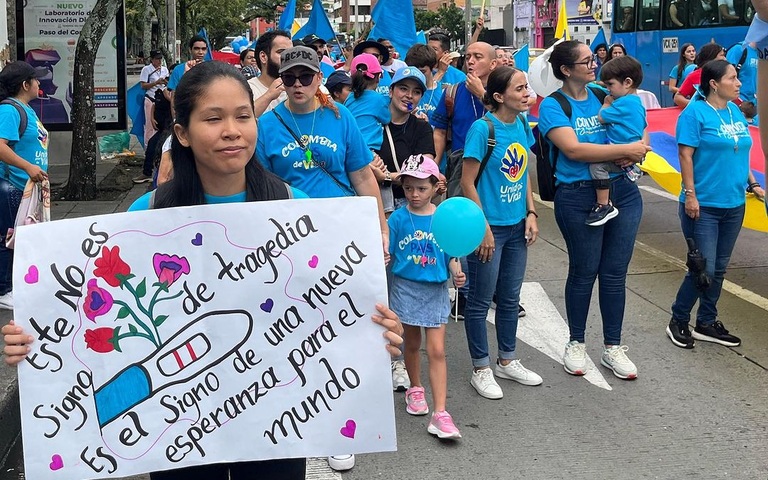 Eine Frau demonstriert beim Marsch für das Leben in Kolumbien