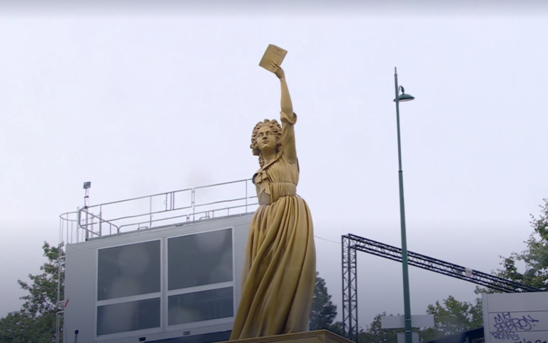 Goldene Statue