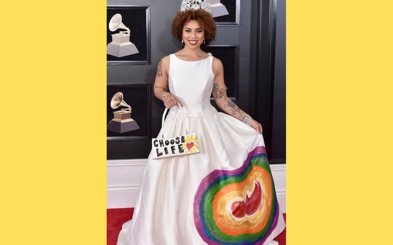 Joy Villa im „Choose Life“ Abendkleid