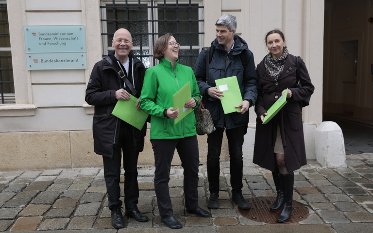 Erstunterzeichner Chris Horswell (SaveOne Europe), Paula Ketteler (1000plus Österreich) und Renate & Markus Schinner (Lebenskonferenz) vor dem Bundesministerium für Frauen, Wissenschaft und Forschung (v.l.n.r.).