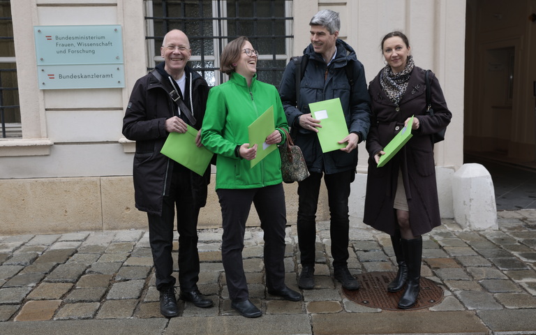 Erstunterzeichner Chris Horswell (SaveOne Europe), Paula Ketteler (1000plus Österreich) und Renate & Markus Schinner (Lebenskonferenz) vor dem Bundesministerium für Frauen, Wissenschaft und Forschung (v.l.n.r.).