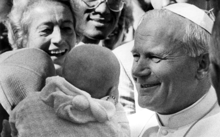 Papst Johannes Paul II mit einem Baby in Washington D.C., 1979