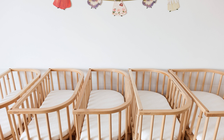 leere Kinderbetten