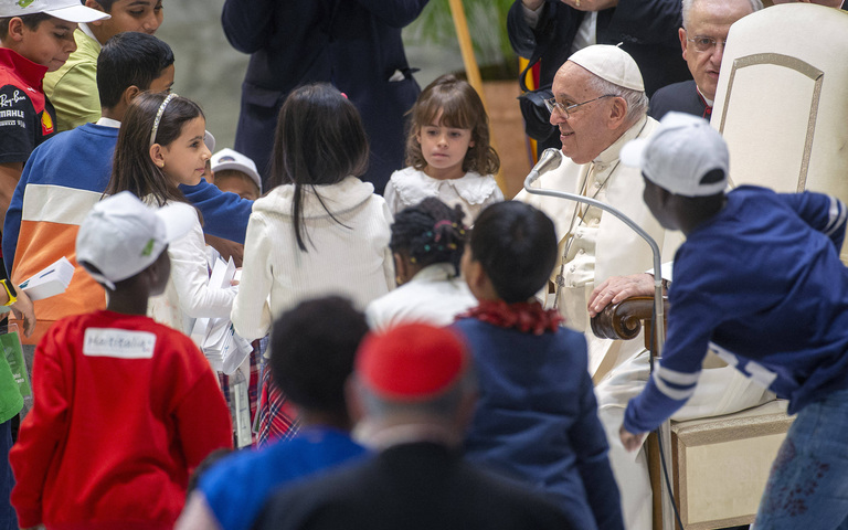 Papst Franziskus mit Kindern