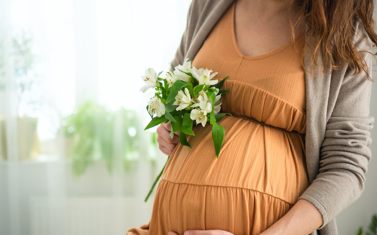 IMAGO / Pond5 Images Muttertag Frau schwanger Blumen