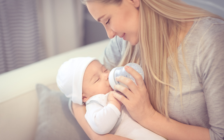 IMAGO / ingimage Mother Baby bottle flasche mutter