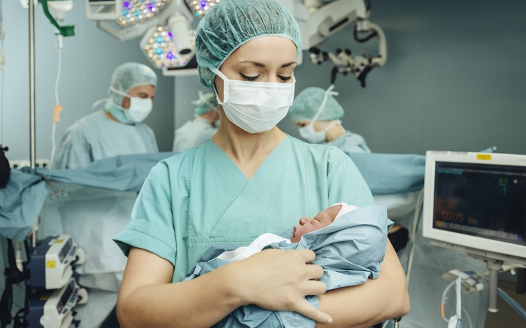 Krankenschwester mit Baby