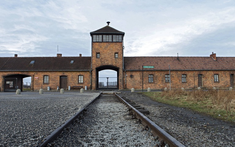 Gleise zum ehemaligen Konzentrationslager Auschwitz-Birkenau in Polen