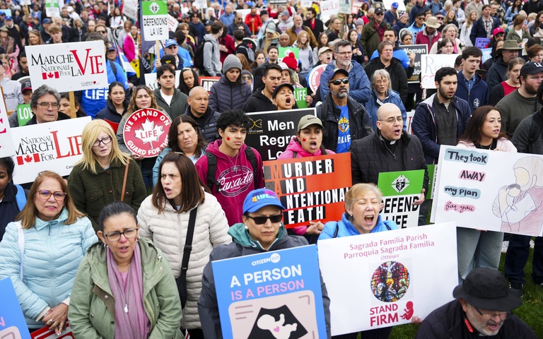 Menschen nehmen am Donnerstag am „March For Life“ auf dem Parliament Hill in Ottawa teil