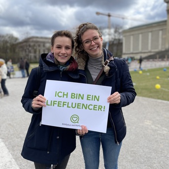 zwei Freundinnen nehmen als Lifefluencer beim Marsch fürs Leben teil