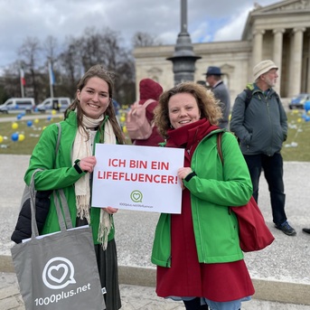 zwei 1000plus-Mitarbeiterinnen auf dem Münchner "Marsch für das Leben" mit einem "Ich bin ein Lifefluencer"- Plakat