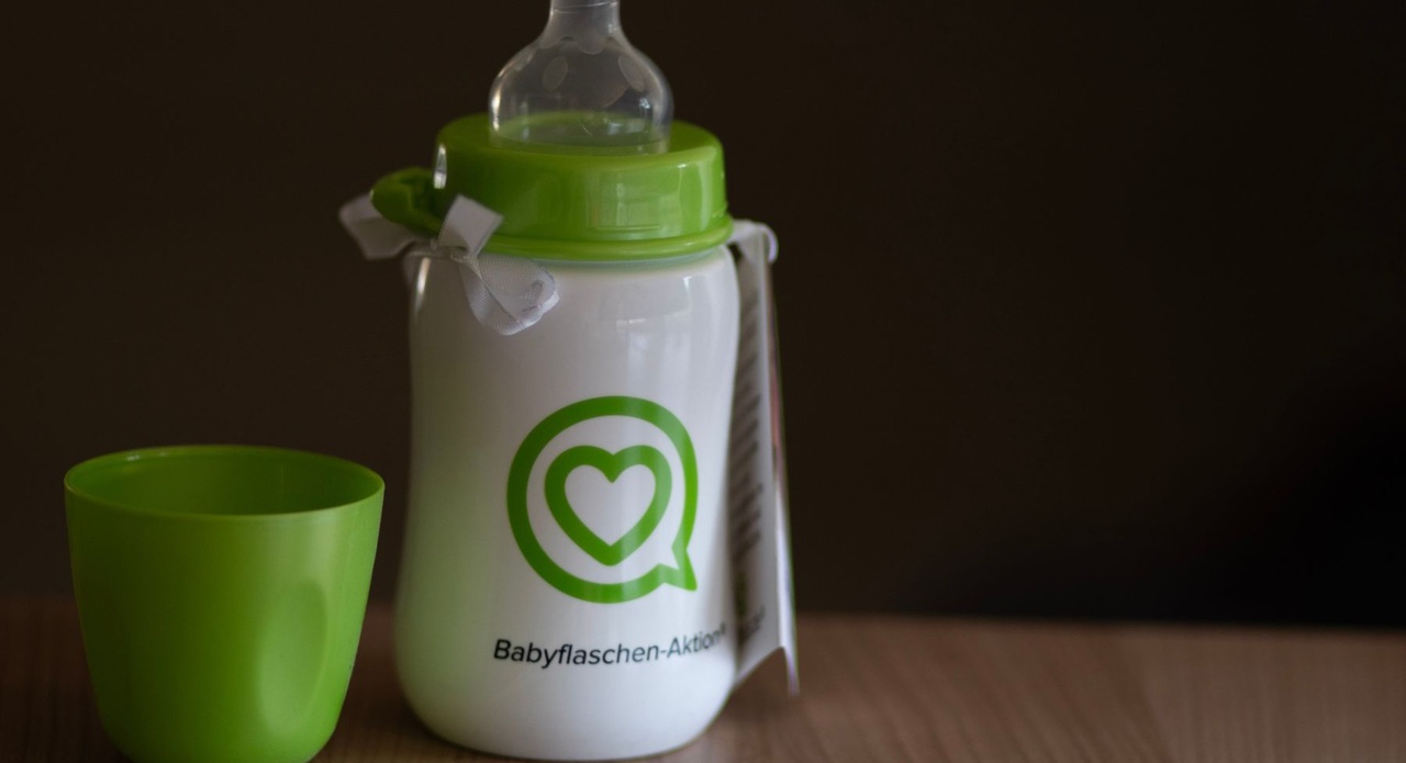 eine 1000plus-Babyflasche für eine Spendenaktion