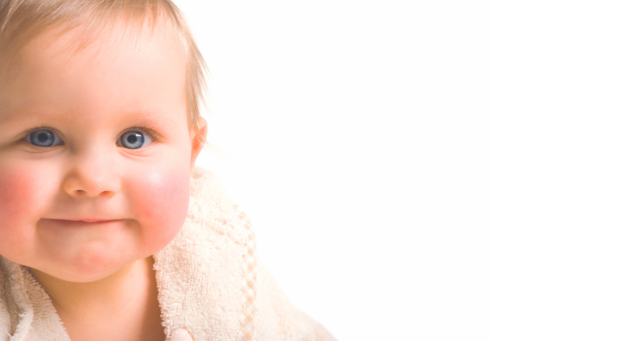 Baby mit Bademantel krabbelt 