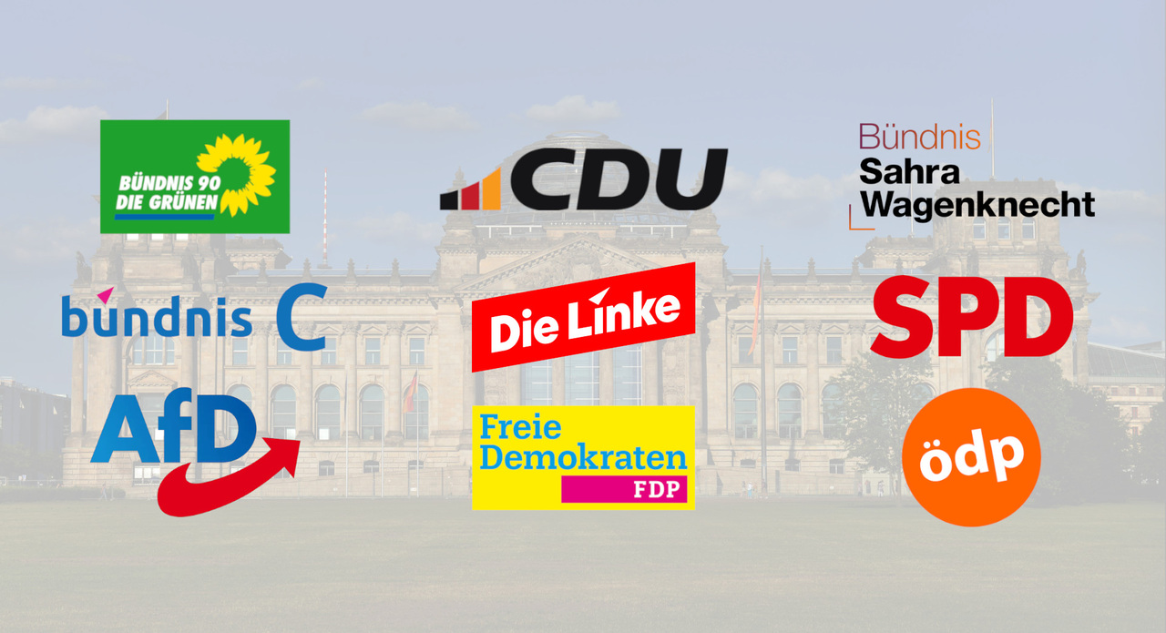 Logos der großen Parteien vor dem Bundestag