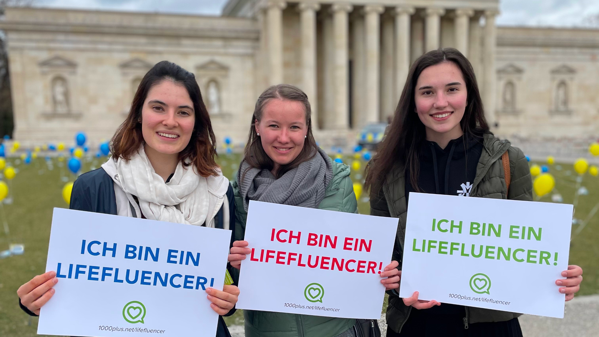 drei junge Lifefluencer auf dem Königsplatz in München - Marsch für das Leben