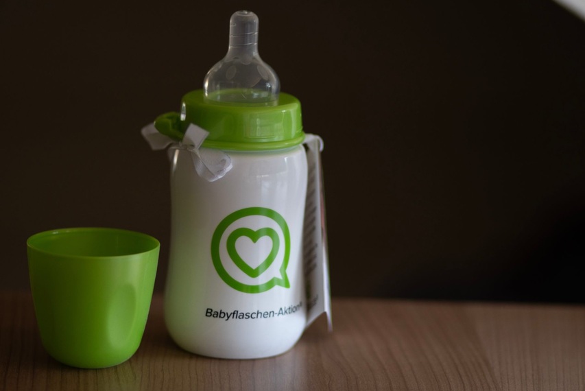 eine 1000plus-Babyflasche für eine Spendenaktion