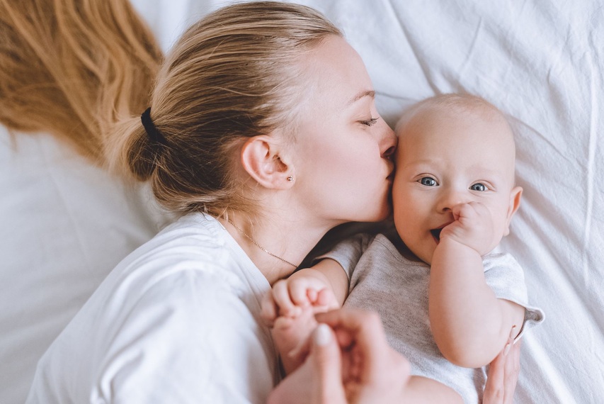junge Mutter küsst ihr Baby auf die Wange - Symbolbild Petition 2023