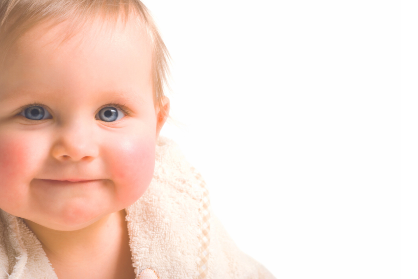 Baby mit Bademantel krabbelt 