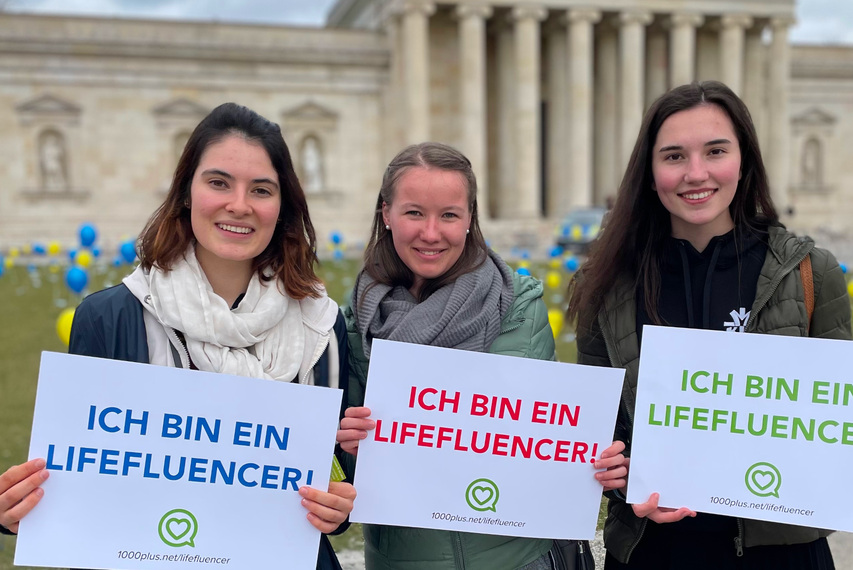 drei junge Lifefluencer auf dem Königsplatz in München - Marsch für das Leben